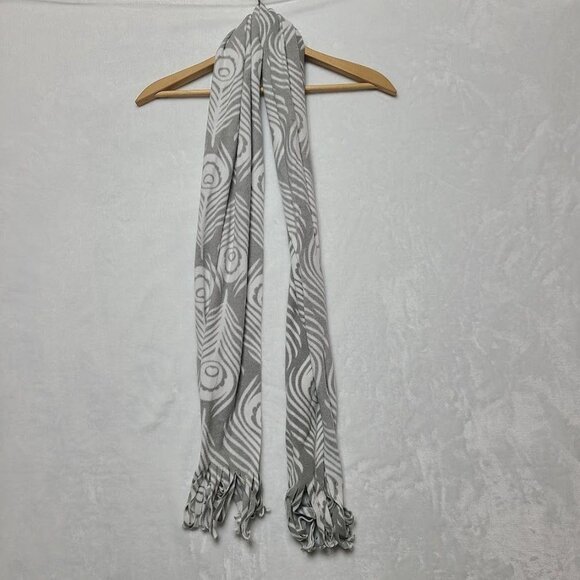 Old Navy Gray and White Fleece Scarf With Feather Pattern - Picture 2 of 8